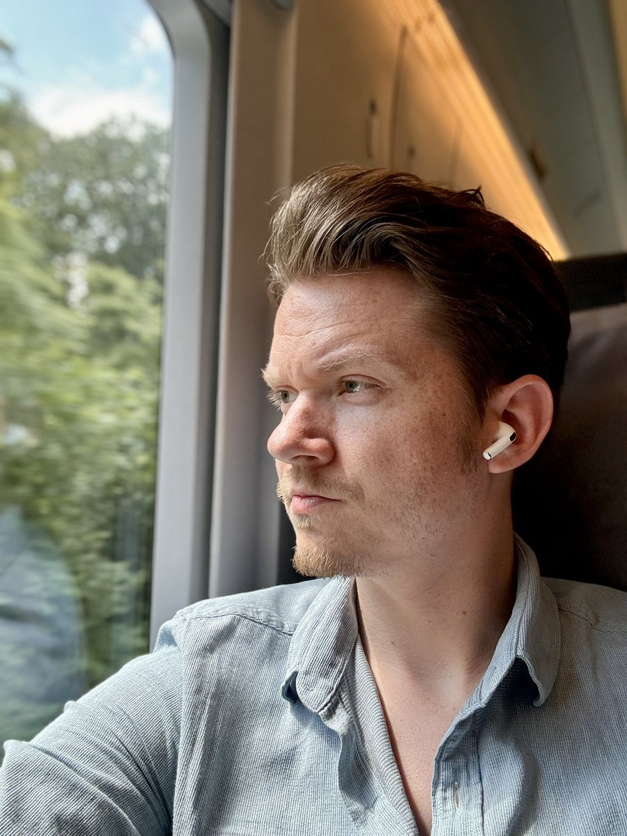 Martin Blaschka (@martin_blaschka) on Twitter photo Bahnreisen 🚆: Seid ihr Team “Mobile Office” 👨🏼💻 oder Team “Think Space” 💭? Bahnreisen 🚆: Seid ihr Team “Mobile Office” 👨🏼💻 oder Team “Think Space” 💭?