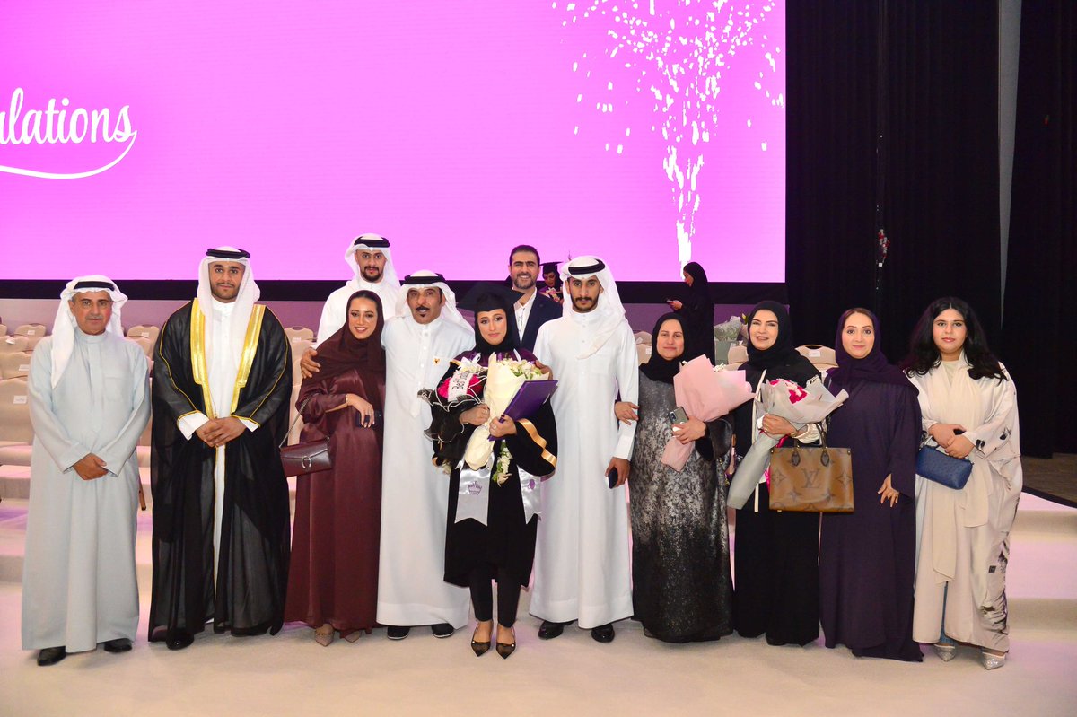 تحت رعاية صاحبة السمو الملكي الأميرة سبيكة بنت إبراهيم آل خليفة قرينة عاهل البلاد المعظم رئيسة المجلس الأعلى للمرأة حفظها الله، أقيم في مركز البحرين العالمي للمعارض في منطقة الصخير حفل تخريج الفوج السادس عشر لطالبات الجامعة الملكية للبنات.