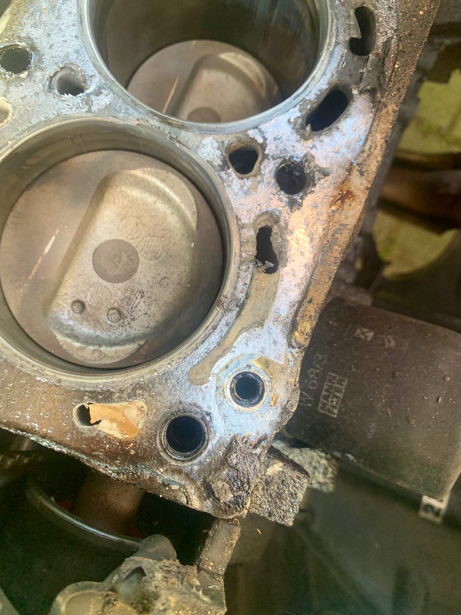 LooijengoedWim's tweet photo. Trots. Zoonlief die paar jaar geleden nog in luiers rondkroop staat nu cilinderkop te demonteren van de Toyota Starlet van z’n zus. Lekke koppakking. Vervangen incl. vlakken en nieuwe distributie voor een kratje bier. Dat tarief haalt zelfs de @ANWB niet @BNRpetrolheads https://t.co/iO3DfJyixd