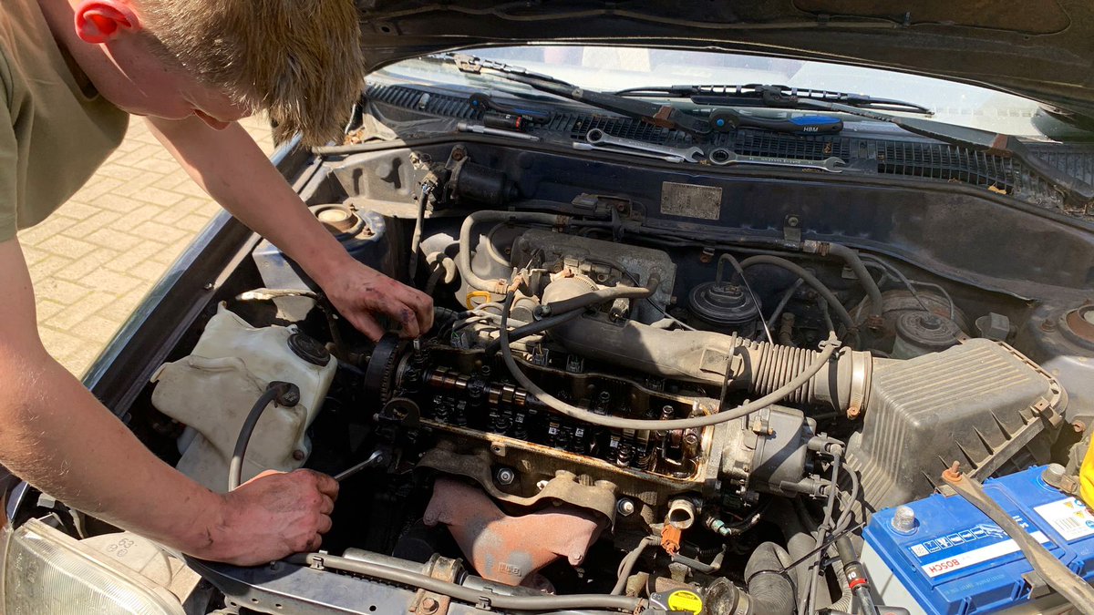 LooijengoedWim's tweet photo. Trots. Zoonlief die paar jaar geleden nog in luiers rondkroop staat nu cilinderkop te demonteren van de Toyota Starlet van z’n zus. Lekke koppakking. Vervangen incl. vlakken en nieuwe distributie voor een kratje bier. Dat tarief haalt zelfs de @ANWB niet @BNRpetrolheads https://t.co/iO3DfJyixd