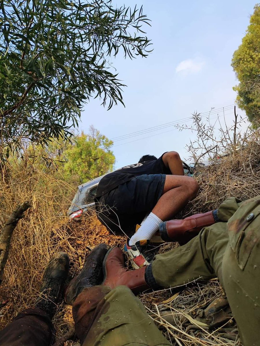 סיכוי נמוך אבל ננסה לעזור...מישהו יודע, מכיר?

הי כולם,
זקוק לעזרתכם אנשים יקרים.

שמי מתן, אני חייל מילואים, קפצתי בבוקר ה7.10 ונפצעתי יחד עם חייל נוסף במרחב קיבוץ רעים. שכבנו פצועים בצד כביש 232, כחצי קילומטר דרומית למסיבה, בין השעות 08:30 ל 12:00.
מחפש שני אנשים שלהבנתי היו