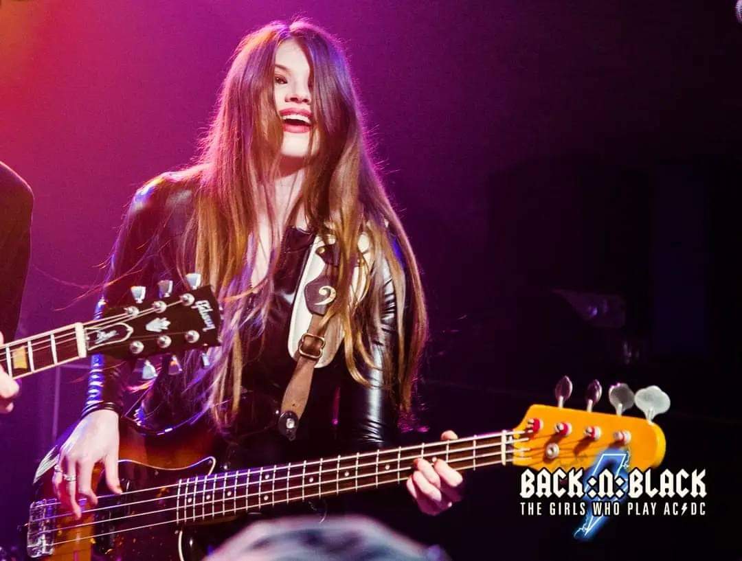 Finally performing in Deutschland again after 8 years!! 🇩🇪 On bass duties for the @backnblackgirls show at the @hamburgharleydays festival tonight!!

Gear 
<a href="/DiMarzioInc/">DiMarzio</a>
<a href="/ghsstrings/">GHS Strings</a>
<a href="/LMProductsUSA/">LM Products</a>

#mistressofgroove #Germany #backnblack #dimarzio #ghsstrings #ghsartist #bassplayer