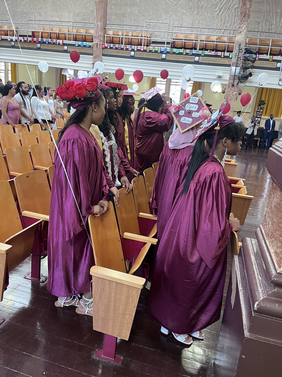 PSMS138's tweet photo. Farewell 8th grade! Hello! High School 🎓 #district17 https://t.co/aix38taTAm