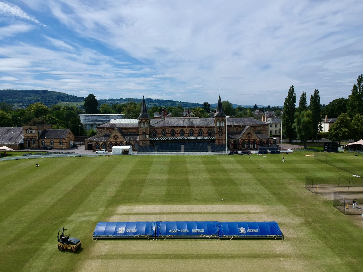 Gloscricket's tweet image. Cheltenham looking lovely as the lads train ahead of tomorrow’s @CountyChamp match against @GlamCricket 😍

#BecomeGlorious