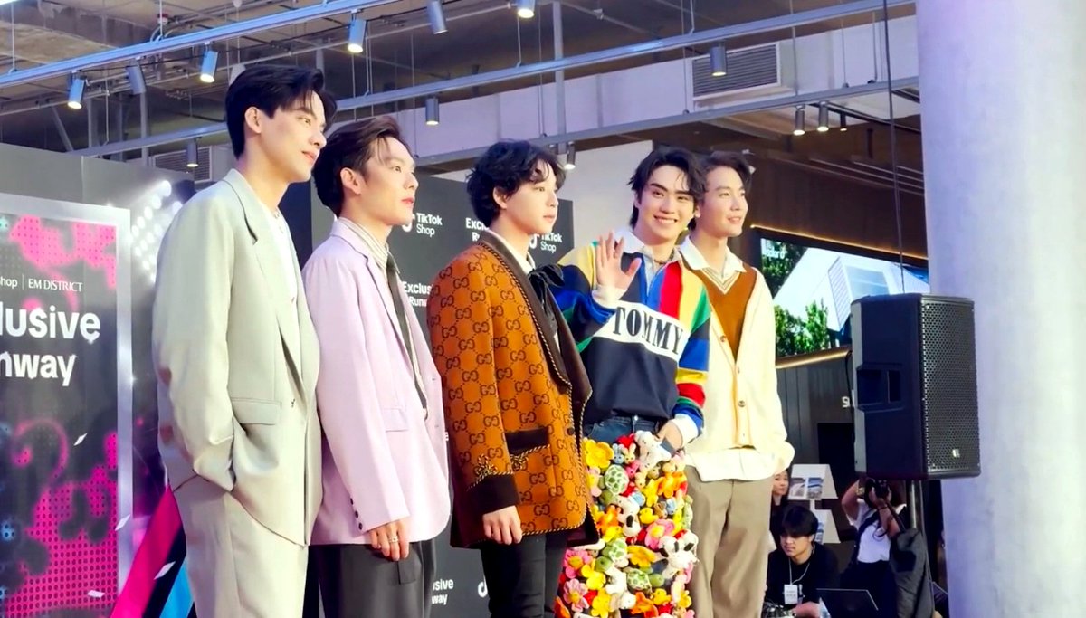 TEePlayRoom's tweet photo. [ ▶️ ] VLOG TEE WORLD
EP 4 : #SBFIVE 5 ปีที่รอคอย คิดถึงกันมั้ยครับ??? 

▶️ https://t.co/FOdjFaf01Z

#TEeThanapon #ตี๋ธนพล
#TEeWorld #SBFIVE
#TiktokShopRunwayxSB5 https://t.co/FEPRxO0rY2
