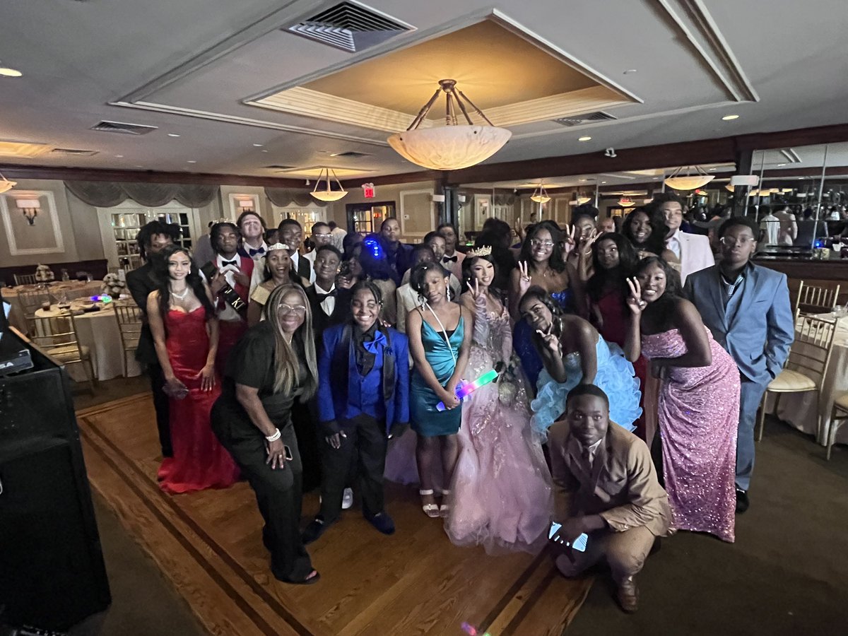 PSMS138's tweet photo. Dressed to impress our 2024 class is definitely a 10! #district17 https://t.co/ClhDMb0lRS