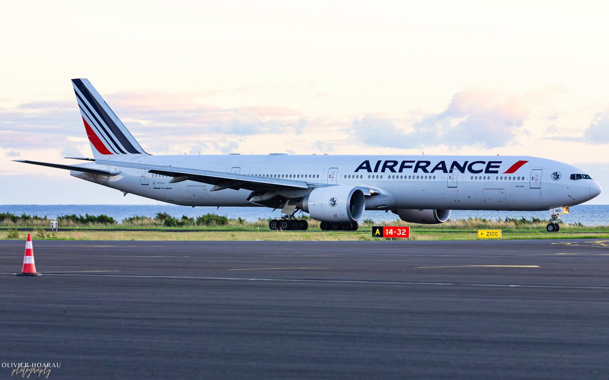 OlivierHoarau's tweet image. ✈️ #Belfort F-GNZG, a Boeing #TripleSeven arriving from Paris this morning 📸 @airfrance 👋
#aviation #airfrance #b777 #boeing777 #lareunion