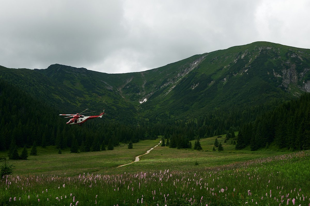 maeg_pl's tweet photo. I jeszcze trzy widoczki z Taterek. 
Widok na Giewont z Kondrackiej Przełęczy. Toporowski helikopter na Polanie Kondratowskiej i Wielka Polana Małołącka. https://t.co/iQozKBOdiv