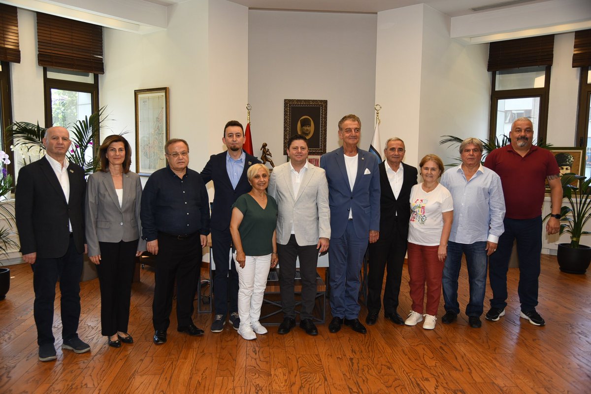 Bugün Atatürkçü Düşünce Derneği Genel Başkanı Sayın <a href="/HsnBozkurt/">Hüsnü Bozkurt</a>'u ve beraberindeki heyeti belediyemizde ağırladık. Nazik ziyaretleri ve kıymetli armağanları için kendilerine teşekkür ediyorum.