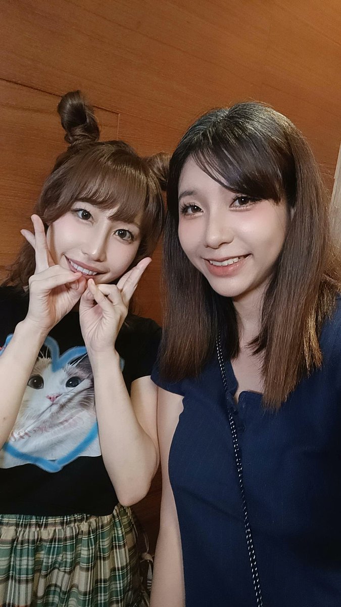 第二次見到旬果了
她還是一樣美🥳

我還是一樣緊張😂 @ayami_syunnka 

明天寫真展還有一天 https://t.co/FmZo1pAmTH
