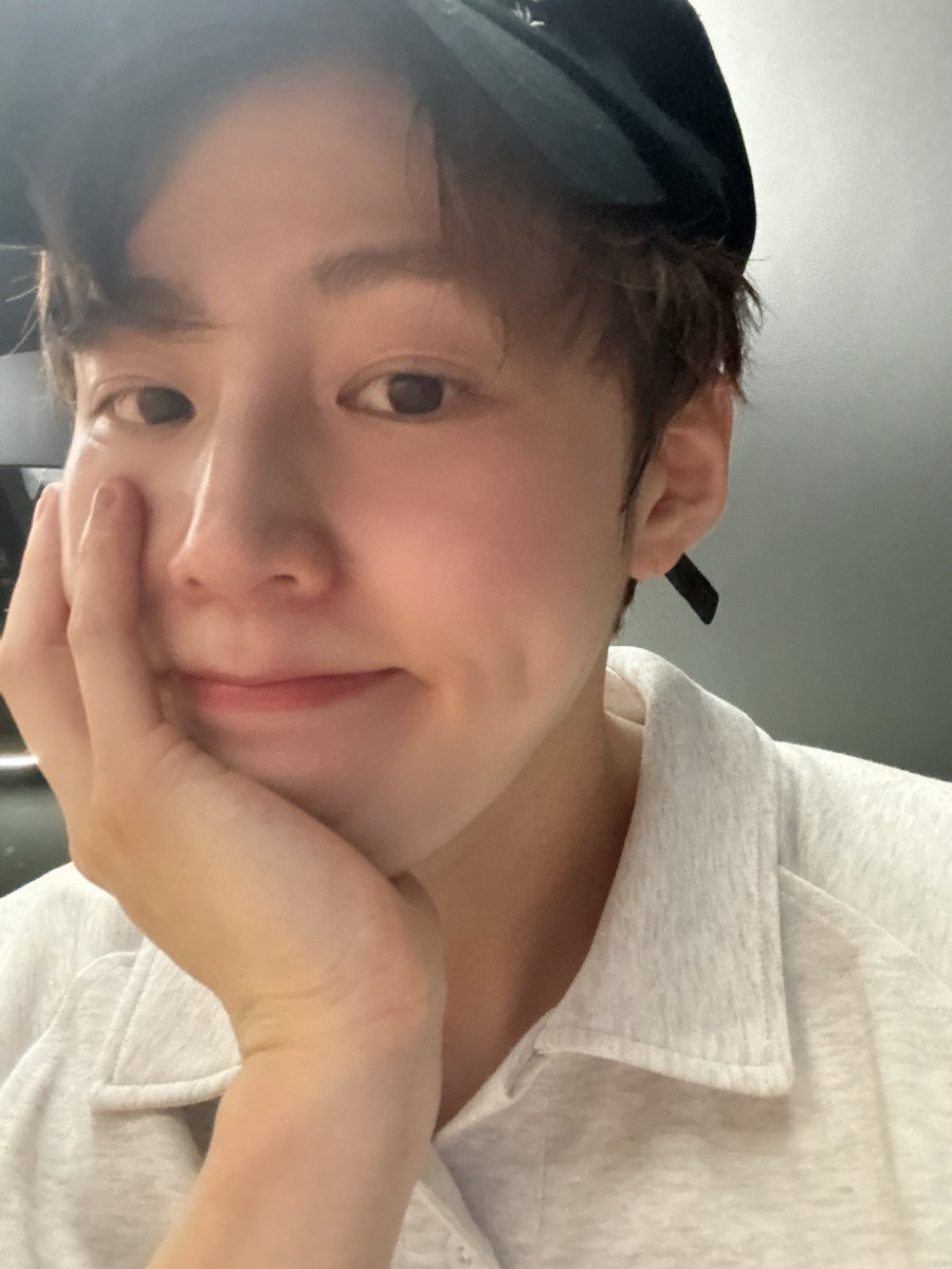 이 아가포메야 … 이게 어케 30대의 얼굴인데. 마지막 보조개 미친 ㅎㅎ🩵