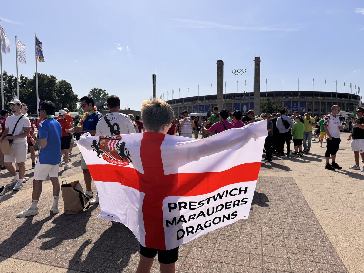 HilsLM's tweet photo. #safc #euros2024 #prestwichmarauders Berlin Switzerland v Italy https://t.co/KbOgsQINMP