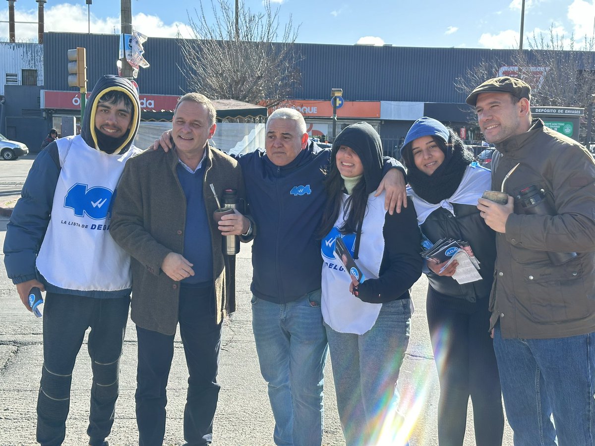 AireFresco_404's tweet photo. ¡Nos visitó nuestro pre candidato @AlvaroDelgadoUy en la coordinadora del Cerro!

Queda un día para las elecciones internas y seguimos trabajando para llevar al Uruguay rumbo a un segundo piso de transformaciones.

#UruguayParaAdelante
#FuerzaDeEquipo https://t.co/B88R1h0fwd