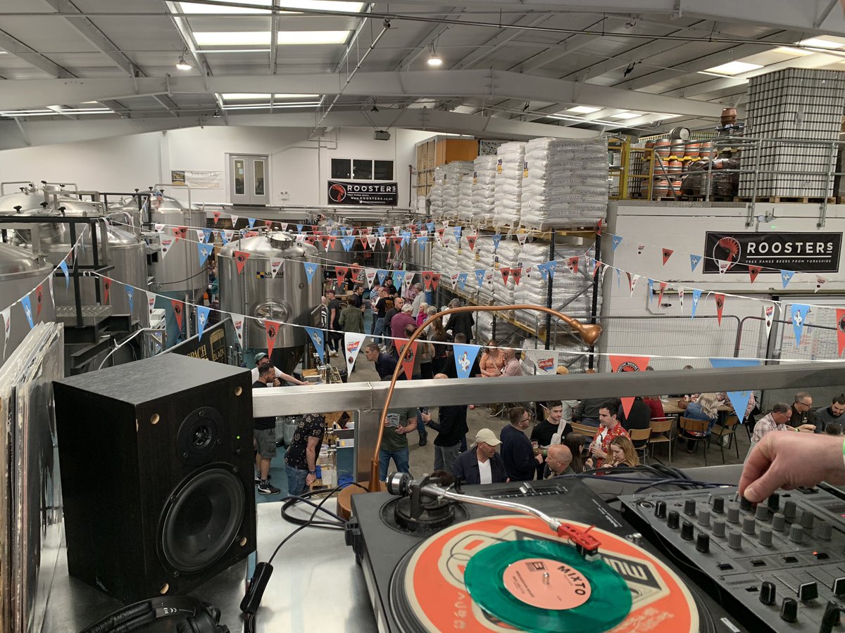 Up in the gods playing to the #beer and #ale lovers of #Harrogate down at <a href="/RoostersBrewCo/">Rooster's Brewing Co</a> wonderful #SudsWithBuds sold out #BeerFestival

#TrainerTrouble #CraftAle #Soul #funk #hiphop #reggae #bradford