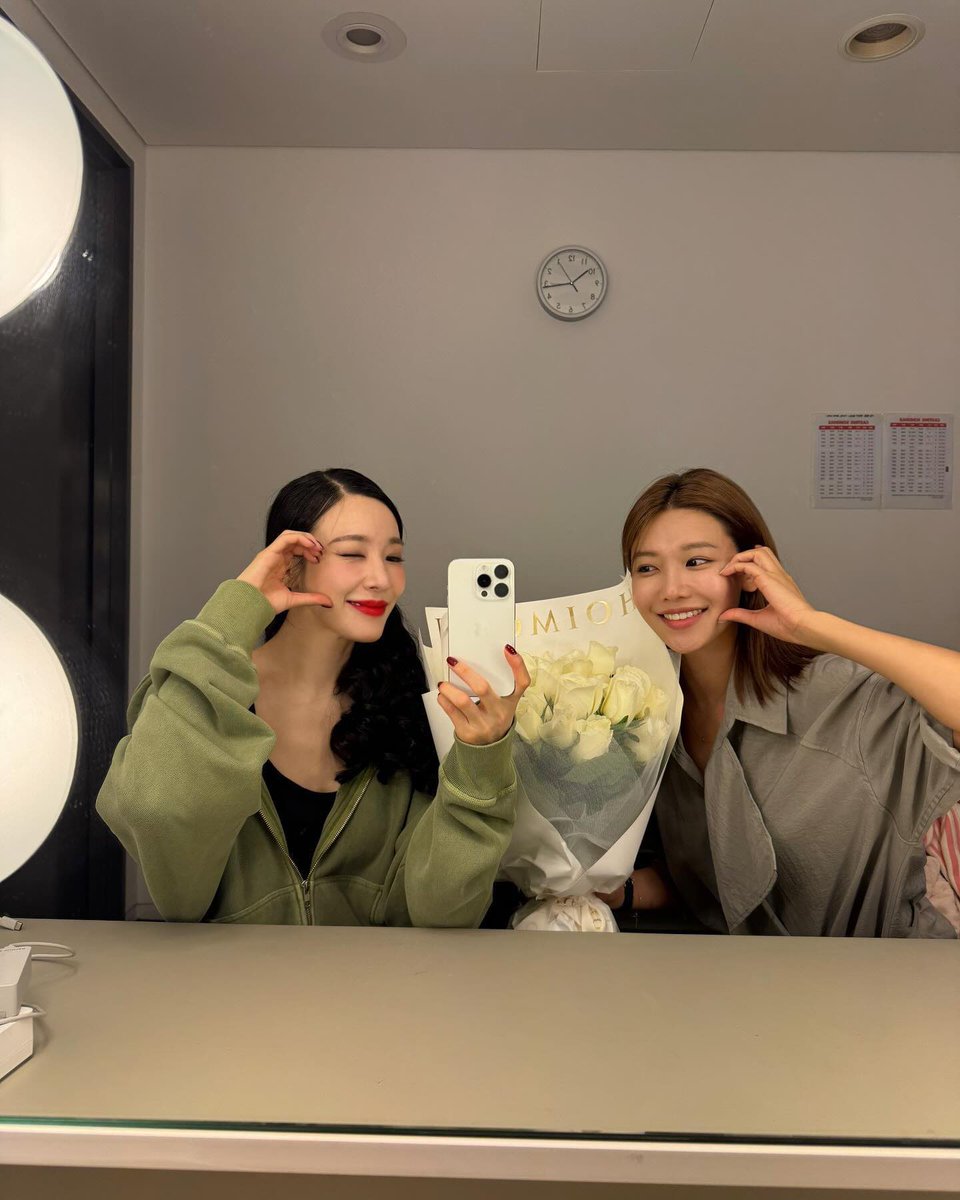 soofanyarchive's tweet photo. 240629 Sooyoung Instagram post with Tiffany 🤍

“ROXIE ROCKS CHICAGO ‼️

Since for some reasons, Fany’s Roxie resembles a white rose🤍
so lovely, so pure…so understandable*..

#OhYesOhYesOhYesTheGunTheGunTheGun 🦿🦵🔫*

—
*t/n: lyrics from Chicago’s ‘we both reached for the gun’ https://t.co/z0KhItLYq7