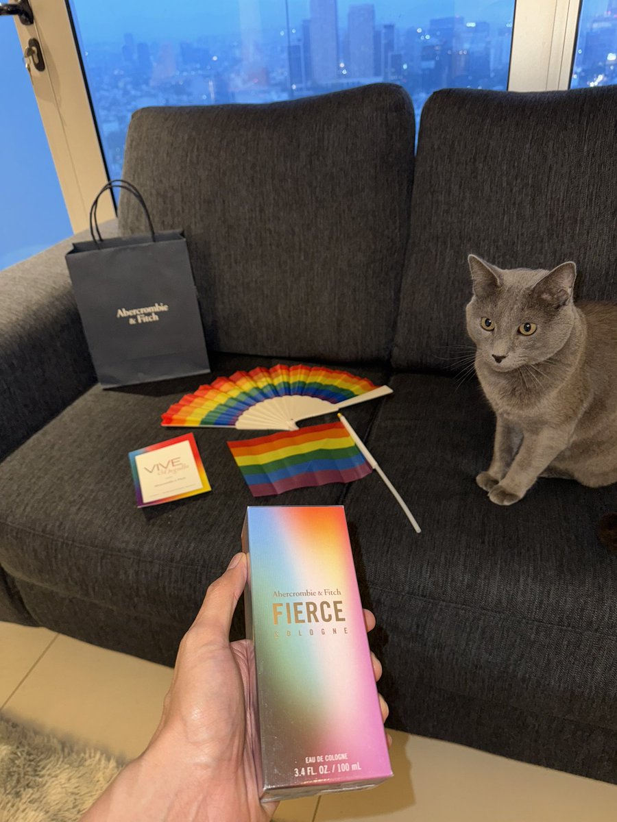 joseandrescg's tweet image. Gracias #Abercrombie 🏳️‍🌈🤍 huele very delichus.

Feliz pride.