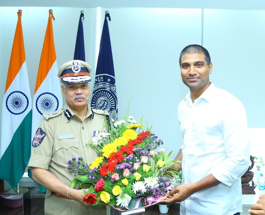 JilaniiSyed's tweet photo. ఆంధ్రప్రదేశ్ రాష్ట్ర DGP ద్వారకా తిరుమల రావు గారిని టీడీపీ పార్లమెంటరీ పార్టీ నేత లావు శ్రీకృష్ణదేవరాయలు గారితో కలిసి సయ్యద్ జిలాని గారు, మాజీ MLA మల్లికార్జున గారు మర్యాదపూర్వకంగా మంగళగిరిలోని డిజిపి కార్యాలయంలో ద్వారకా తిరుమల రావు గారిని కలసి శుభాకాంక్షలు తెలిపారు.
#JSPTDP https://t.co/6Z9doL2ne4