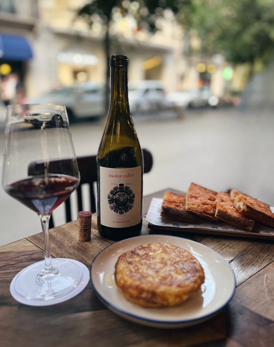 llmontia_vv's tweet photo. Un tinto mediterráneo de carácter expresivo 🍷
100% Callet 🍇
VT Mallorca 📍
#vi #vino #wine #winelover #winelovers #callet #vtmallorca #vilaviniteca #4kilosvinicola #hotelcasasagnier https://t.co/IhoaNZSUM0