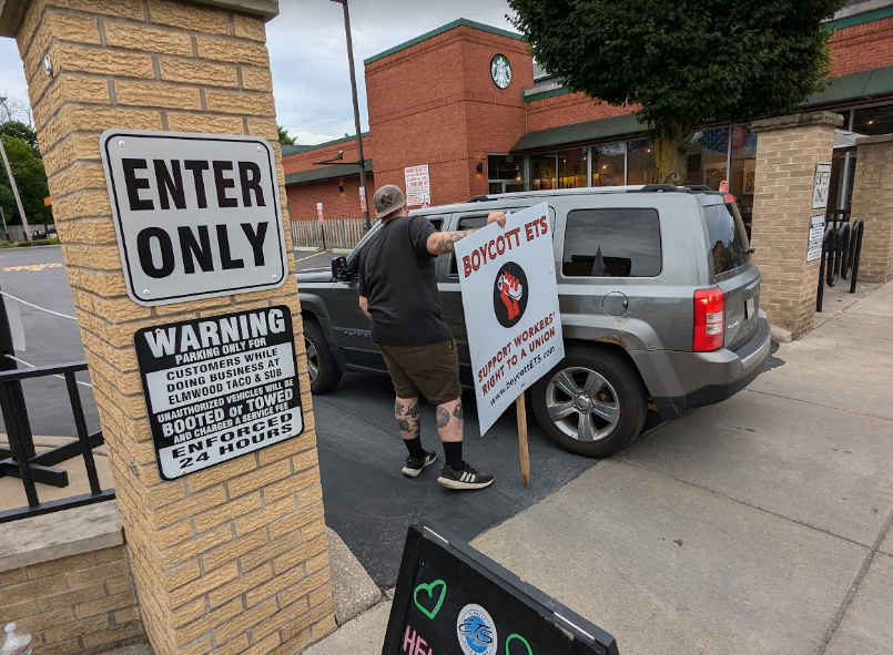 derekseidman80's tweet photo. I swung by Elmwood Taco and Subs in Buffalo NY yesterday to speak with supporters of @ETSUnion716.

ETS workers voted decisively for a union last November.

There’s been an ongoing boycott of ETS because of employer retaliation and union-busting 🧵 https://t.co/bra9tu4egx