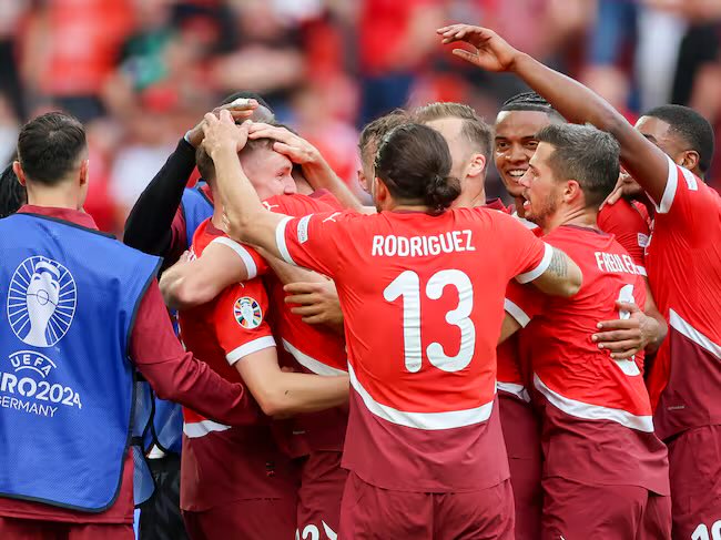 mandapelotas's tweet photo. ¡Los octavos de la #EURO2024 ya están aquí!

A las 18:00 juegan 🇨🇭 Suiza e Italia 🇮🇹

¿Mostrará la Azzurri su versión más competitiva en la fase final? ¿Volverán los suizos a dar la sorpresa como en 2021 con Francia?

La mejor previa, nuestro programa: https://t.co/csPPEPNuIn https://t.co/xqPsSFB4BK