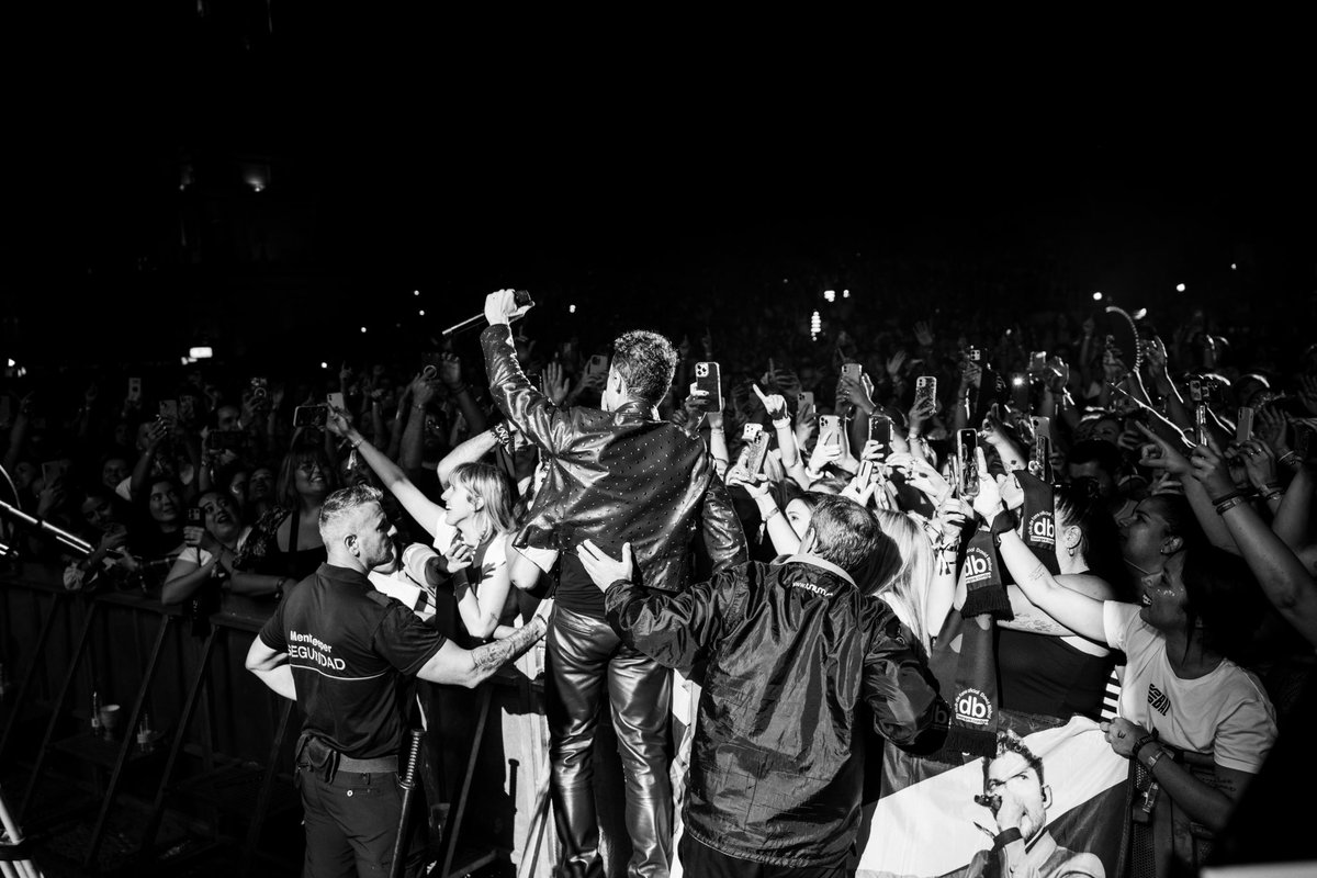 davidbisbal's tweet photo. Estoy deseando enseñaros el Video capítulo de mi paso por sevilla uno de los conciertos más especiales de la gira con este disco. Muchísimas gracias por motivarme. Nos vemos esta noche en Málaga??? Quien presente! https://t.co/isvlFf2vDe https://t.co/HlnNY2qkbc