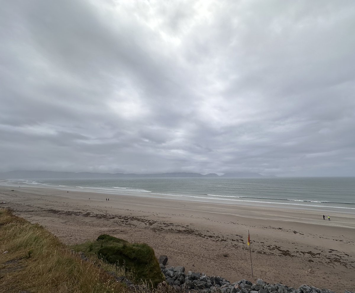 philipnolan1's tweet photo. It doesn’t really matter what the weather is like - #InchStrand always looks spectacular. #CorcaDhuibhne https://t.co/edqrcfDAIW