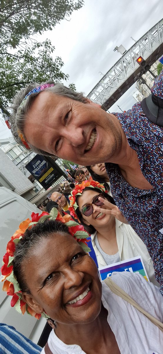 Avec la #FIDH à la #Pride à #Paris 🥳🌈💞
#MakeLoveNotWar, avec qui vous voulez! 😊
La présidente <a href="/AliceMogwe/">Alice Mogwe</a> en tête du cortège 🤩
#MarcheDesFiertés #Pride2024 #DroitsHumains