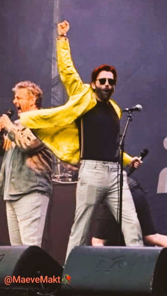 lamimmi_86's tweet photo. Crowley living his 80's rockstar dream, while Aziraphale is screaming victorian poetry in the background (he's feeling gothic today).
#GoodOmens #wrongomens #MichaelSheen #DavidTennant https://t.co/YSA7e3zrVa