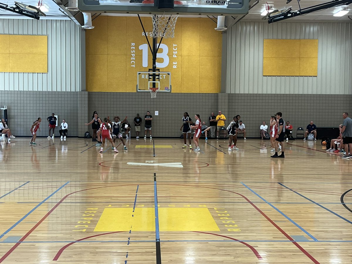 20+ College Coaches locked in for the <a href="/KBluejays/">KS BLUEJAYS *B2B ELITE* 🏀💫</a> 17U vs <a href="/TeamOKGirlsBB/">Team Oklahoma Girls Basketball</a> S-40 17U matchup

#I352024