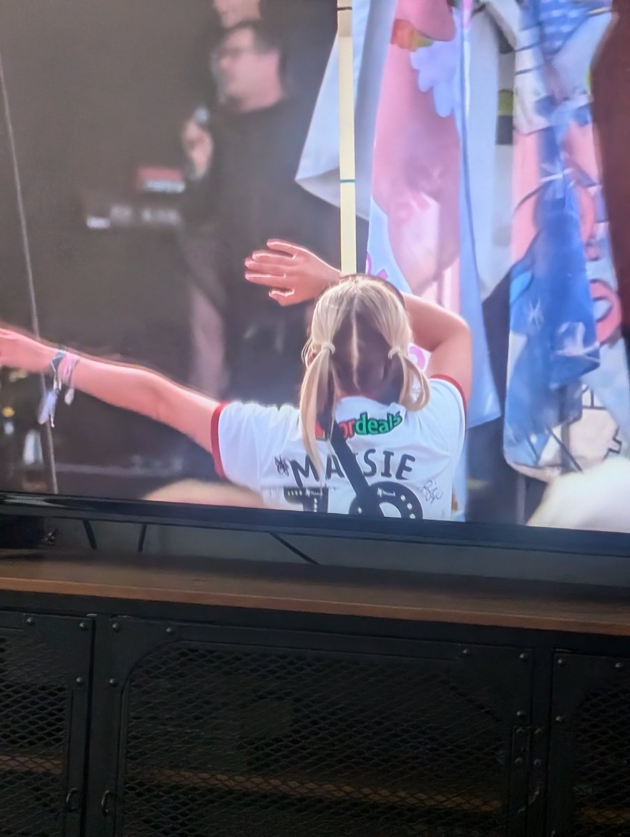 KellyisaBlade's tweet photo. Just watching the @PaulHeatonSolo Glastonbury set on iPlayer & spotted a #Twitterblade in the wild. https://t.co/9uKTQO7fCl