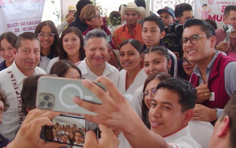 El gobernador <a href="/juliomenchaca_/">Julio Menchaca</a> siempre demuestra que la educación es un asunto de inspiración y corazón. El Gobernador y <a href="/natycastrejonv/">Naty Castrejón</a> saben que se trata de formar personas íntegras y seguir transformando #ElHidalgoQueQueremos 

Muchas gracias, por el apoyo al <a href="/CECyTEHidalgo/">CECyTE Hidalgo</a> 🙏