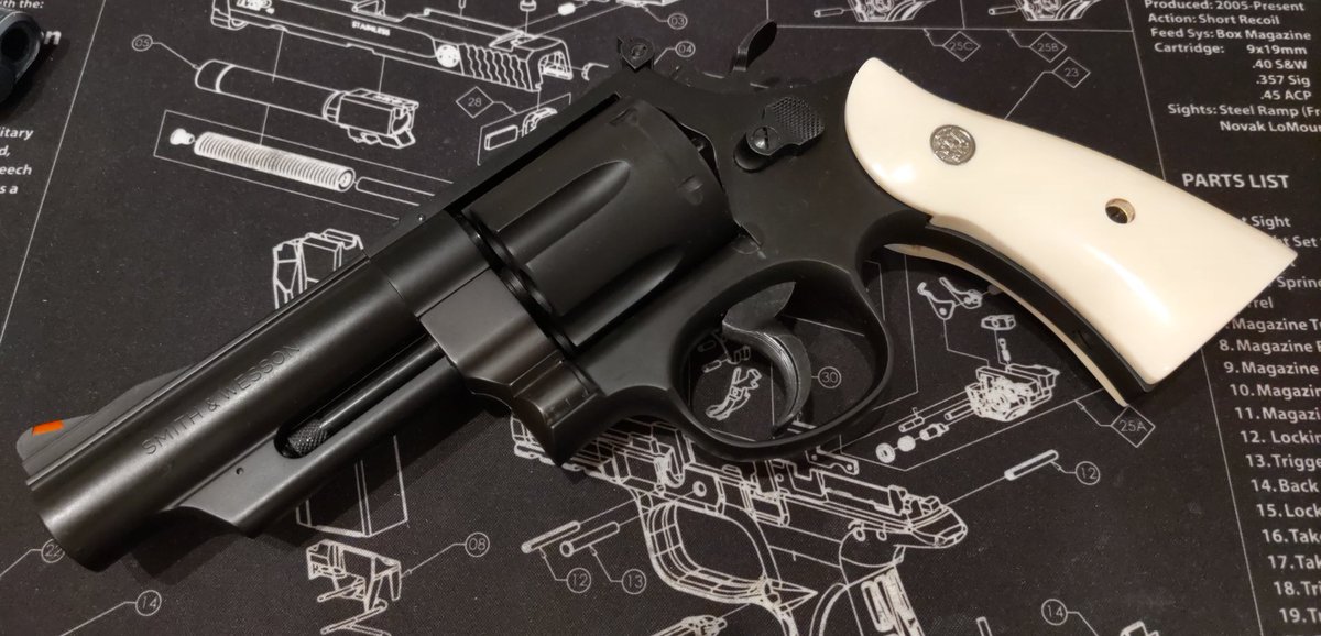 Makoto_16's tweet photo. ハイパト爆誕により、急に存在意義が問われているM29  4インチ

#タナカ
#モデルガン
#model29 https://t.co/lD2fe0EQGM