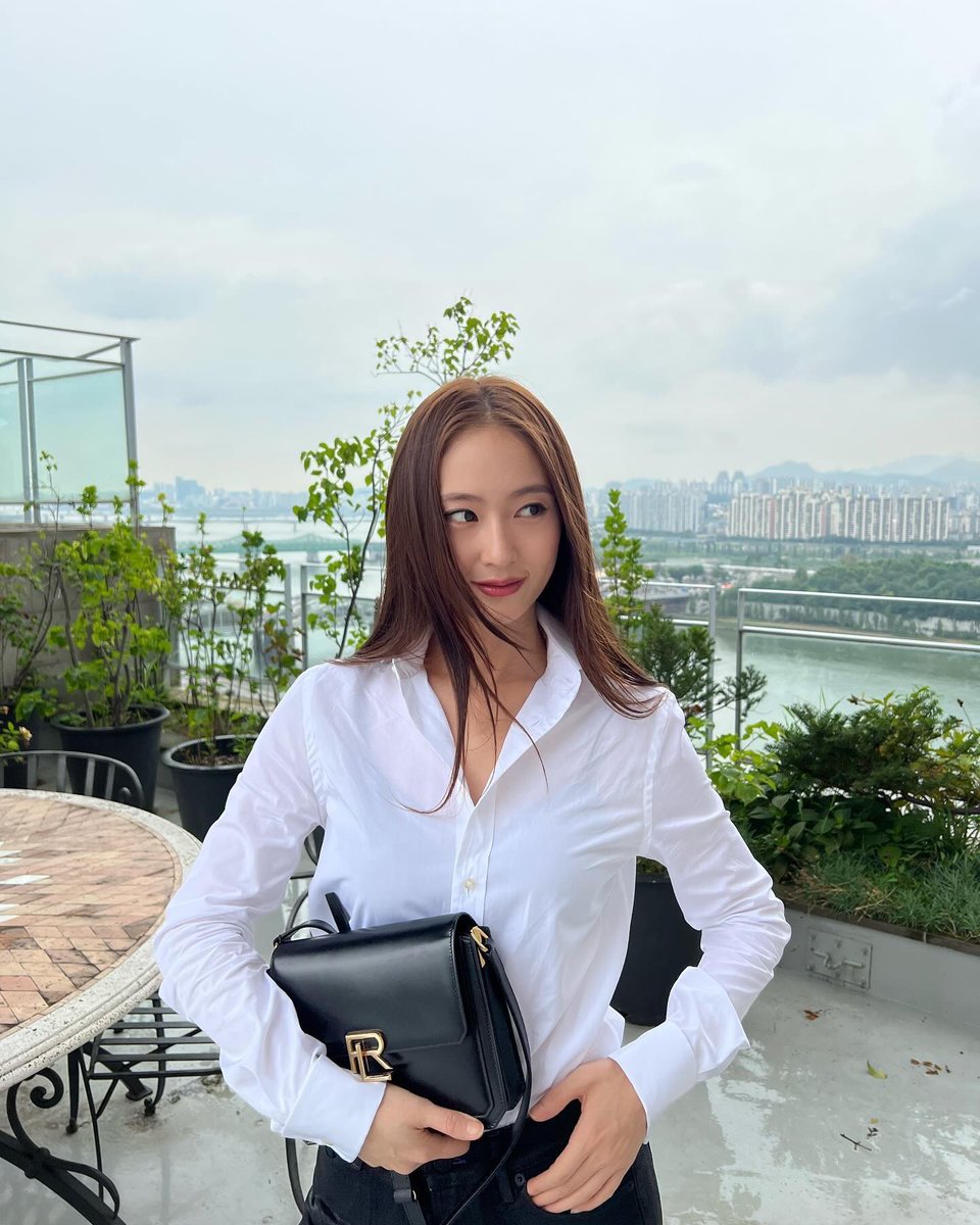 brjungsis's tweet image. [🔮] Krystal Jung no Instagram: 
minha #RL888 bolsa 🖤 #RLCollection