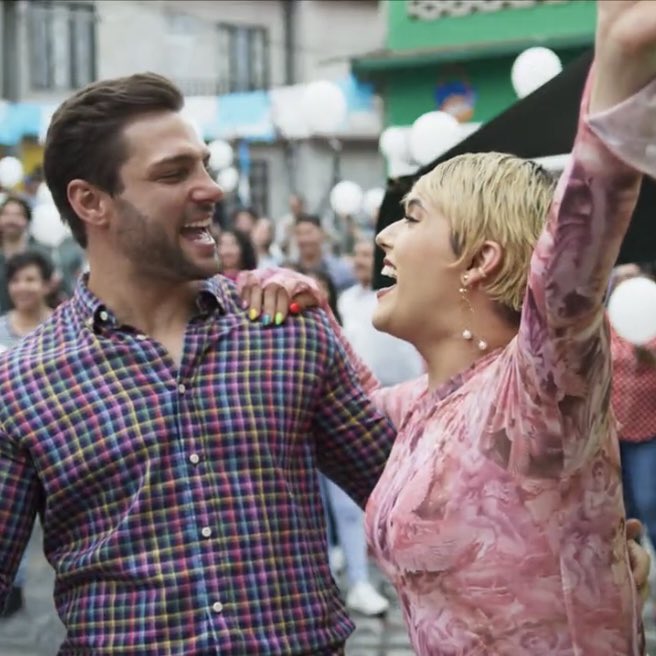 paofangirl's tweet photo. Empecé a ver EANTR porque quería ver como desarrollaban la historia de amor entre Kenzo y Nandy, pero a medida que fueron pasando los episodios me costó seguirle el hilo a la absurda trama de la telenovela. En resumen, no tenía expectativas y aun así lograron decepcionarme. 

Una cosa era tocar los temas “incómodos” o “controversiales” para crear consciencia sobre la realidad que viven las personas trans a diario en sus diversas experiencias de vida, incluyendo la vida sentimental. Pero otra muy distinta es perpetuar todo lo que está mal en el discurso contra las personas trans al utilizar diálogos y acciones que claramente violentan contra la dignidad de estas por el mero hecho de ser transexuales. Donde una mujer trans tiene que aguantarse el recibir insultos de todo mundo por su identidad de género y conformarse con solo ser la mejor amiga de un hombre heterosexual del cual está enamorada. Donde en las pocas escenas de romance que hubo, si se vio un beso fugaz, fue mucho en comparación con las demás relaciones heteronormativas entre personajes cisgénero. ¿Cuál fue el propósito de vendernos el "romance” del Kendy, si iba a estar tan mal desarrollado e inconcluso? Al final quedaron como amigos bajo unos términos que la mayoría ni siquiera entendió.

Y ni voy a hablar de como incluyeron una típica escena de “salida del closet” donde al personaje en cuestión ni siquiera lo escuchamos mencionar la palabra “gay” u “homosexual”. Donde no fueron capaces de dar un mensaje de aceptación que fuera libre de ambigüedades y malas interpretaciones, por la falta del uso de términos más adecuados para el momento y con cortes a mitad de escena. O de como usaron a ese mismo personaje junto a otro para hacer "queerbaiting" y atraer al público de un ship que realmente nunca existió. 

La identidad de género, la orientación sexual, el amor homosexual y transgénero y como se manifiestan estos a través de las expresiones de la sexualidad, los sentimientos y la intimidad, hay que saber como tratarlos. No se puede hacer a la ligera solo para tener una falsa representación o ilusión de inclusión en una telenovela. Dejen de usar personajes de la comunidad LGBT+ como “gancho” para atraer público y al final hacer muy poco o nada con estos personajes. Empecemos a crear consciencia y a fomentar la empatía y el respeto hacia la comunidad LGBT+ desde una mejor representación, con personajes ficticios que no sean censurados o mal desarrollados y escritos por solo pertenecer a dicho colectivo. No desde la inmortalización de la transfobia en nuestras pantallas. Ni fomentando que la homosexualidad siga siendo un tabú en la TV.

#ElAmorNoTieneReceta #ElAmorNoTieneRecetaFINAL #Kenzo #Nandy #Kendy #Bospa #LGBT
