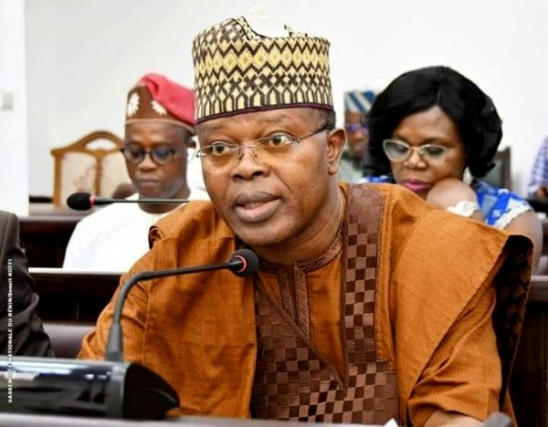 Depuis peu, pour chaque vote à l'Assemblée nationale, c'est 28 voix contre, et qui dit 28 voix contre dit Les Démocrates. Même pour la loi dérogatoire qui devait résoudre la pénurie de magistrats qualifiés dans les juridictions de fond, ils ont voté contre.