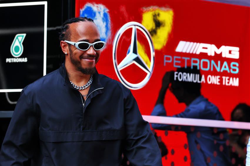 oh i know the photographer taking this was rubbing their hands this is ART