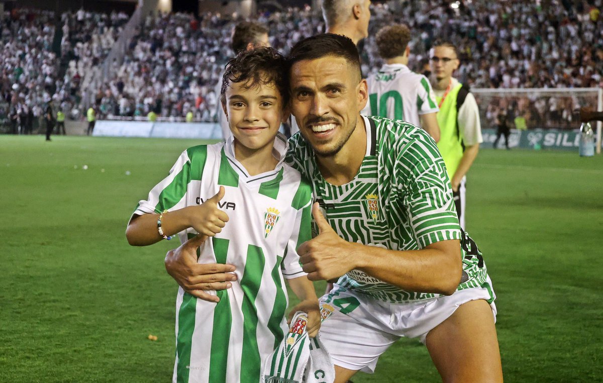 Gracias a todas y cada una de las personas que me ha hecho de <a href="/CordobaCF_ofi/">Córdoba CF</a> mi casa: Directiva, Cuerpo Técnico, Utilleros, Fisios, Compañeros, Afición…Feliz de poder haber compartido con mi mujer e hijos este año tan feliz y que lo vivan tan cerca. GRACIAS!!!