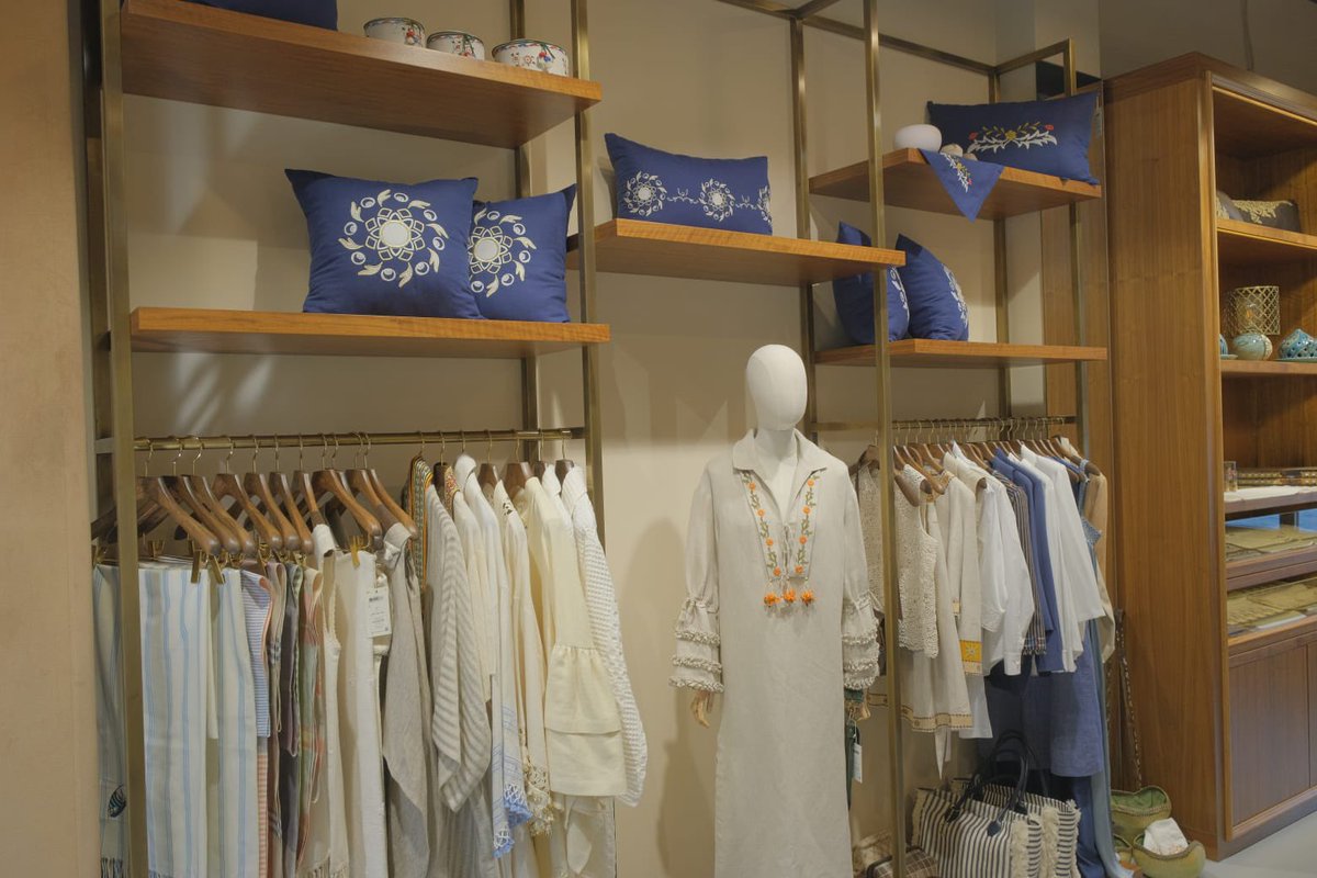 Bohça markasının "Marin Koleksiyonu"nun lansmanı yapıldı.
Olgunlaşma enstitüleri atölyelerinde üretilen başta giyim olmak üzere ev dekorasyon ve tekstili, takı, aksesuar gibi gruplarda farklı ürün gamları sunan Marin Koleksiyonu'nun lansmanına Bakan Yardımcımız Doç. Dr. Celile