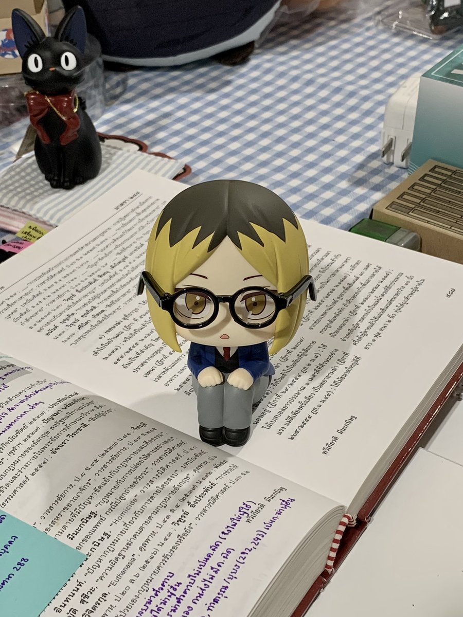 feelsoblue_'s tweet image. 👓📝📚