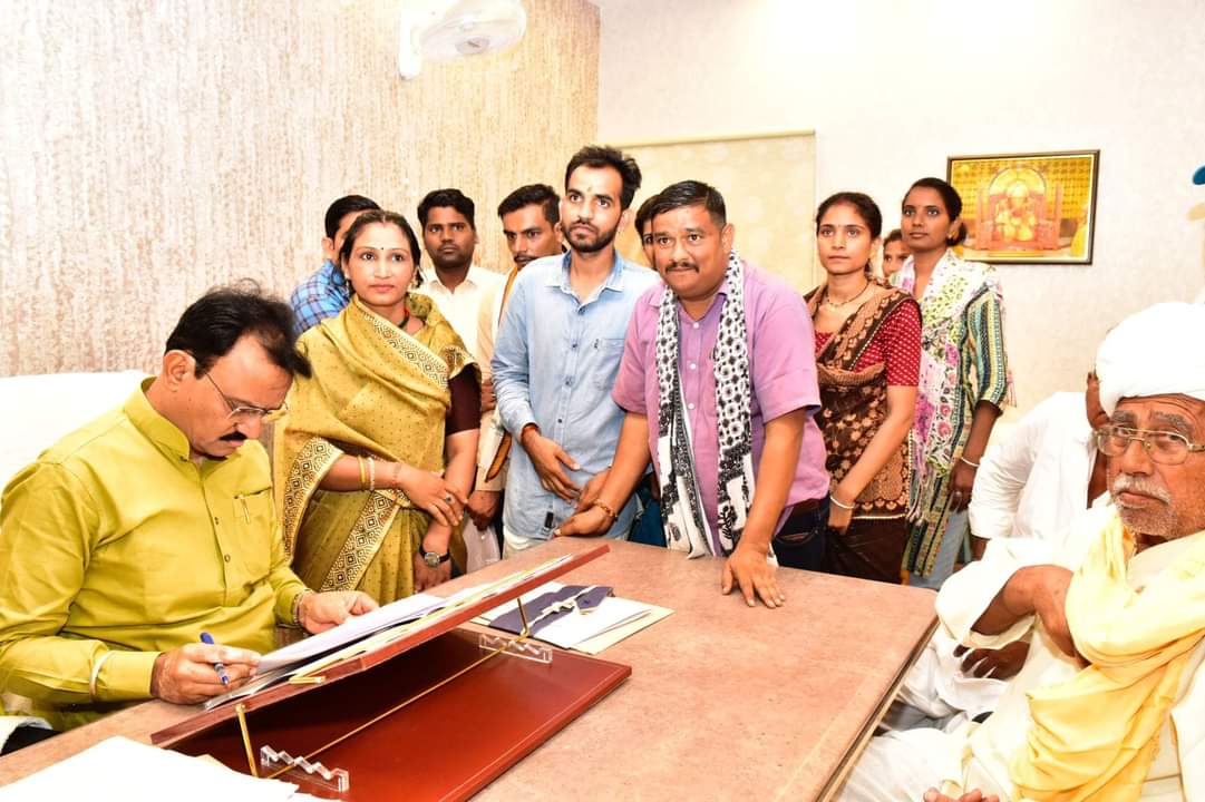 Rahul_bansiyal's tweet photo. आज युवा मित्र संघर्ष समिति द्वारा उपमुख्यमंत्री श्रीमान @DrPremBairwa  जी से मुलाकात कर आने वाले बजट के दौरान युवामित्रों की बहाली व मुकदमे खारिज करने की माँग रखी।  #युवामित्रों_को_बहाल_करो #युवामित्र_पूछे_बहाली_कब 
@BhajanlalBjp @1stIndiaNews @News18Rajasthan @BJP4Rajasthan https://t.co/2LxFKO19aA