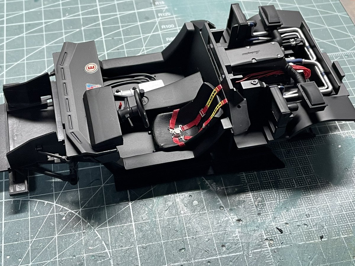 13NAspiration's tweet image. ラストスパート！
JGTCカウンタックも大詰め
エンジンフードがスカスカでエンジンルームが丸見えなので、アオシマの部品を流用してエンジン追加
あちこち加工しないとつかないかなと思ってたら小加工でついて吃驚😳
なんとか明日までに完成できるかな！？

#2mgandini
 #2mgandini延長戦