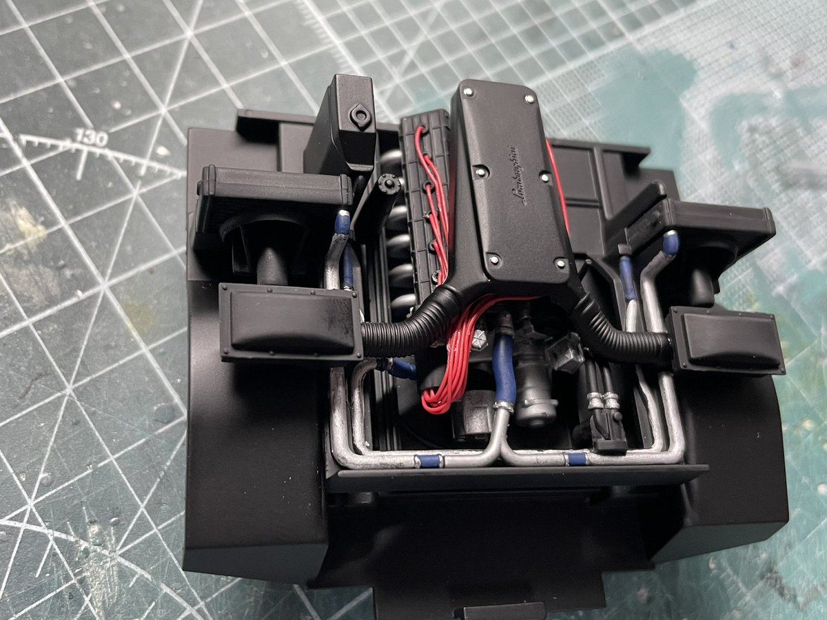 13NAspiration's tweet image. ラストスパート！
JGTCカウンタックも大詰め
エンジンフードがスカスカでエンジンルームが丸見えなので、アオシマの部品を流用してエンジン追加
あちこち加工しないとつかないかなと思ってたら小加工でついて吃驚😳
なんとか明日までに完成できるかな！？

#2mgandini
 #2mgandini延長戦