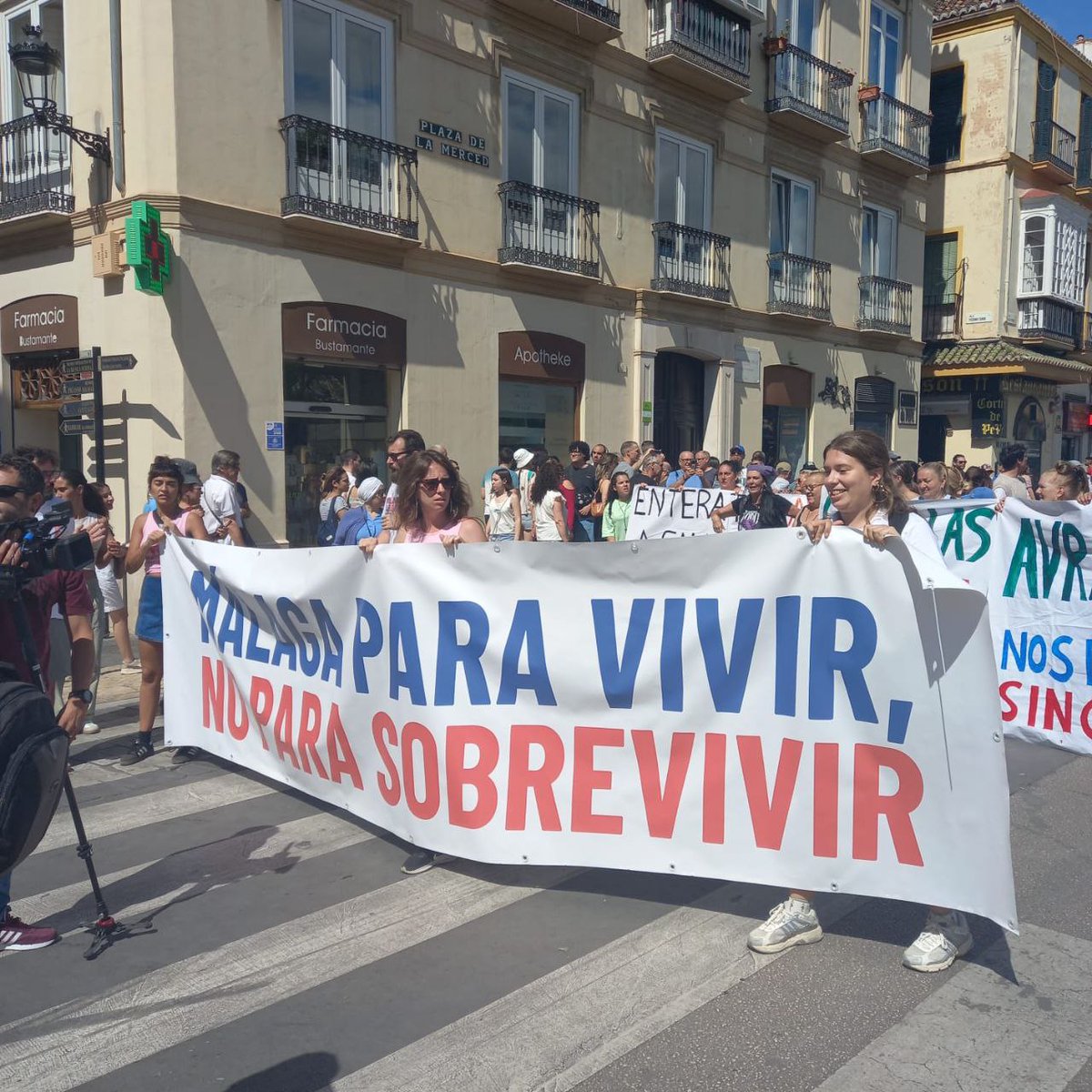 Hoy Málaga dando una lección 
 al mundo. Una Málaga para vivir, no para Sobrevivir. Comienza algo nuevo. Ni Málaga ni Andalucía se venden. 💚