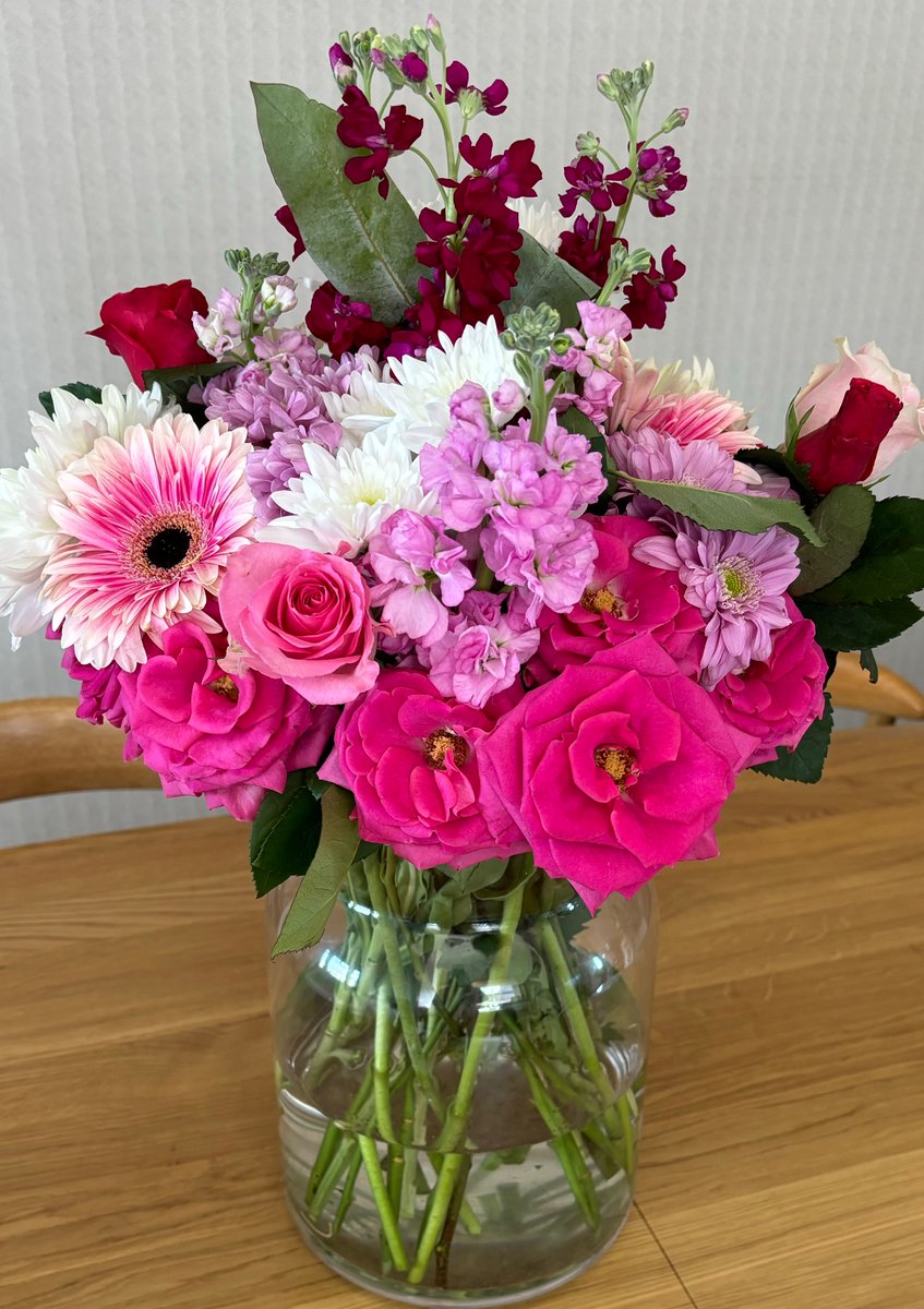Mrs_HowieP1's tweet photo. Thank you so much to all the St. Ninian’s family for the lovely send-off and for all the beautiful and very generous gifts. 🎁
You are all amazing and I will miss you so much! 😍
With much love,
Mrs. Howie ❤️ https://t.co/VwVyIB3hv8