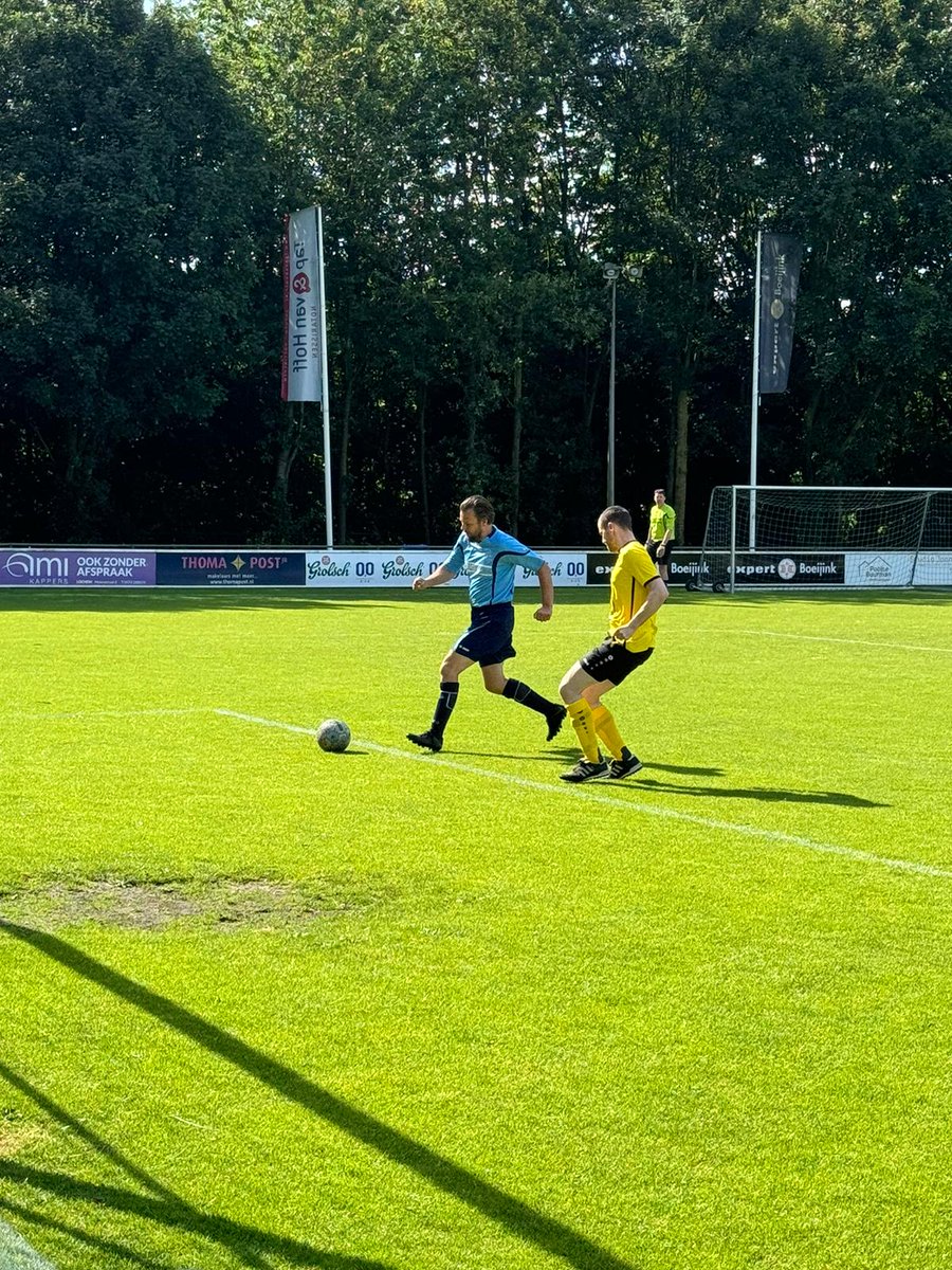 Vandaag is het IJssel en Berkeltoernooi bij SP Lochem druk bezig met verschillende scheidsrechterverenigingen uit de omgeving. Ook de SZO is daarbij met een team aanwezig om zich naast haar fluitende en vlaggende kwaliteiten ook hun beste voetbalkunsten te laten zien vandaag.