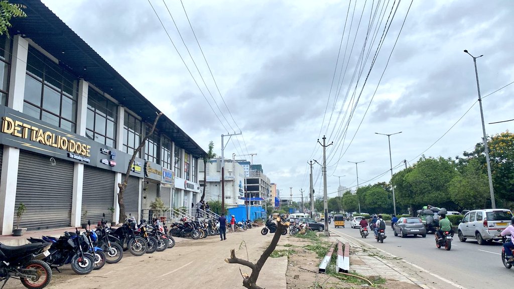 vinay_vangala's tweet image. @HarithaHaram @dobriyalrm need ur att&apos;n and action again here! 3 neem trees now. 
Dear @CommissionrGHMC  your action is still pending and ur vehicle went to lift the illegal unscientific pruning waste today! Tried to clear the evidence!
#SaveFullyGrownTrees
@ZC_SLP @HiHyderabad