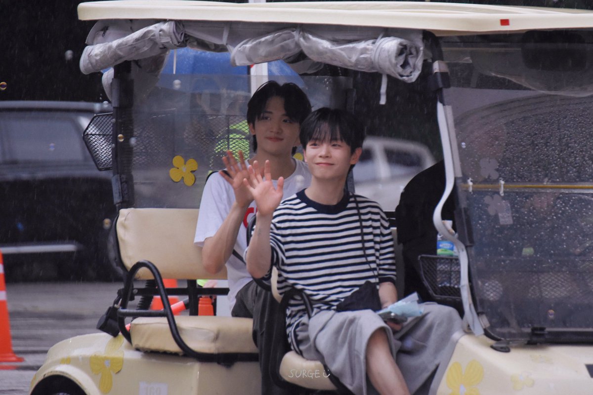 surge_613's tweet photo. 240629 여기도 비눗방울이 🫧🫧🫧 
#신예찬 #루시 https://t.co/Vj4bOoI2Po