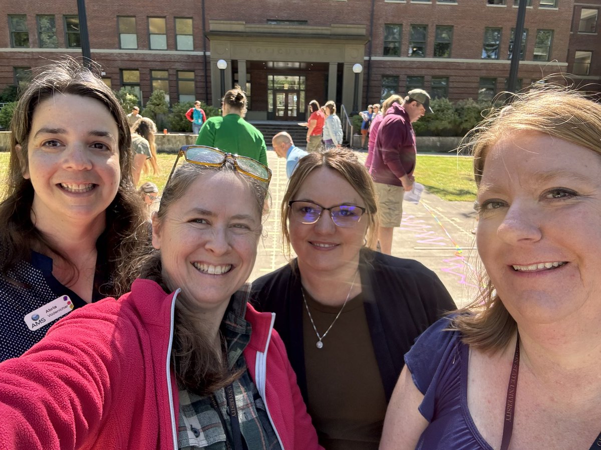 AmandaM72513's tweet image. #ProjectIce CO2 &amp;amp; Oxygen isotopes outdoor graphing activity.