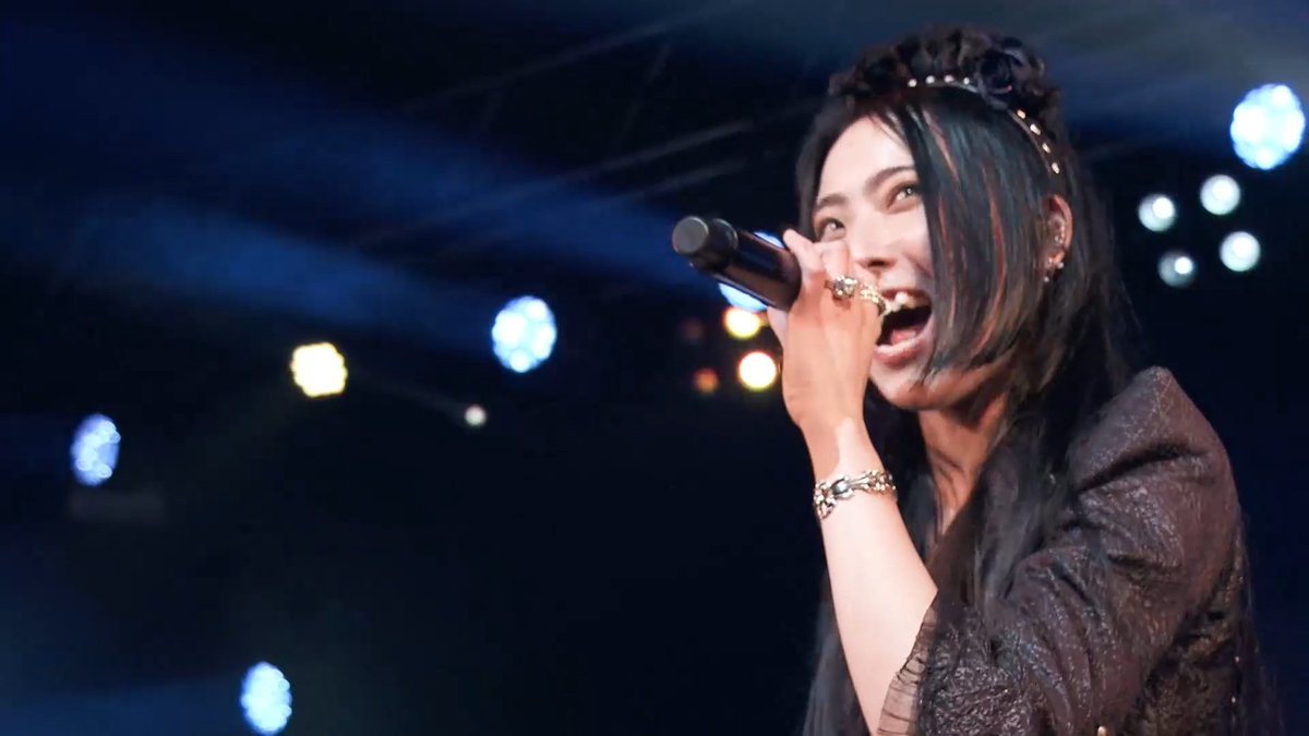 Charles37555666's tweet photo. Happy Saiki Saturday Maidiacs!!!  Time to celebrate our Queen!  🥰🥰🎤🎹🚄⚾️👟🍷💙💙💙💙💙 We love you Sai-chan!  😊 #bandmaid #Daydreaming #IceQueen #NiceQueen #HanshinTigers #Shinkansen #AboutUs #Hate #Corallium #Magie https://t.co/HzPfQdXKOG
