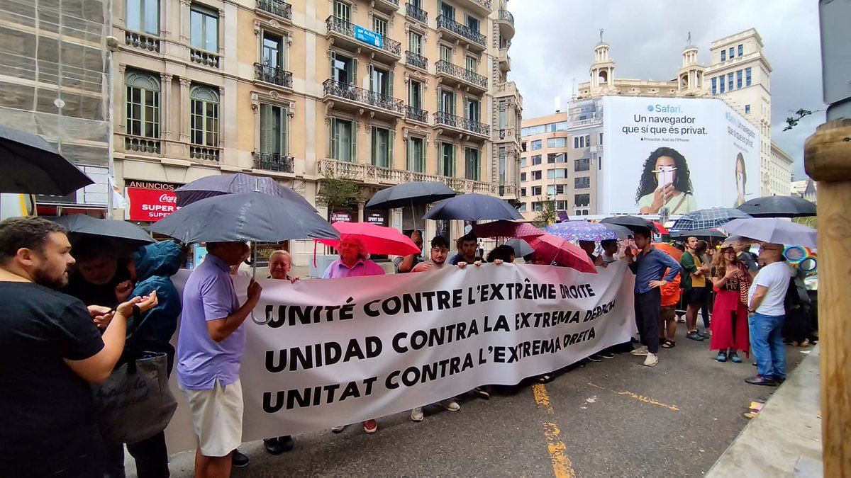 UCFRcat's tweet photo. Concentració unitària #StopLePen Unitat contra l'extrema dreta.
Davant el Consolat de França a Barcelona, convocada per grups francesos.
Un gran moviment unitari als carrers pot aturar l’amenaça feixista a França.
#ElectionsLegislatives2024 #legislative2024 #legislatives2024 https://t.co/lqrPkfXYUw